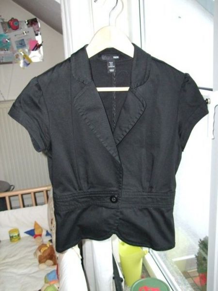 Schwarzer Kurzblazer von H&M, vorne mit 1 Knopf zu schlie?en- Gr??e S- sehr guter Zustand-5 Euro