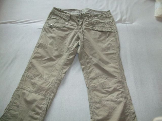 leichte Cargohose- beige- Gr??e 38- Saum unten ganz leicht kaputt- 15 Euro